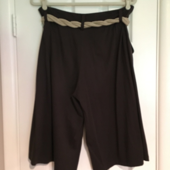 NWOT Theory Capris - Picture 2 of 3